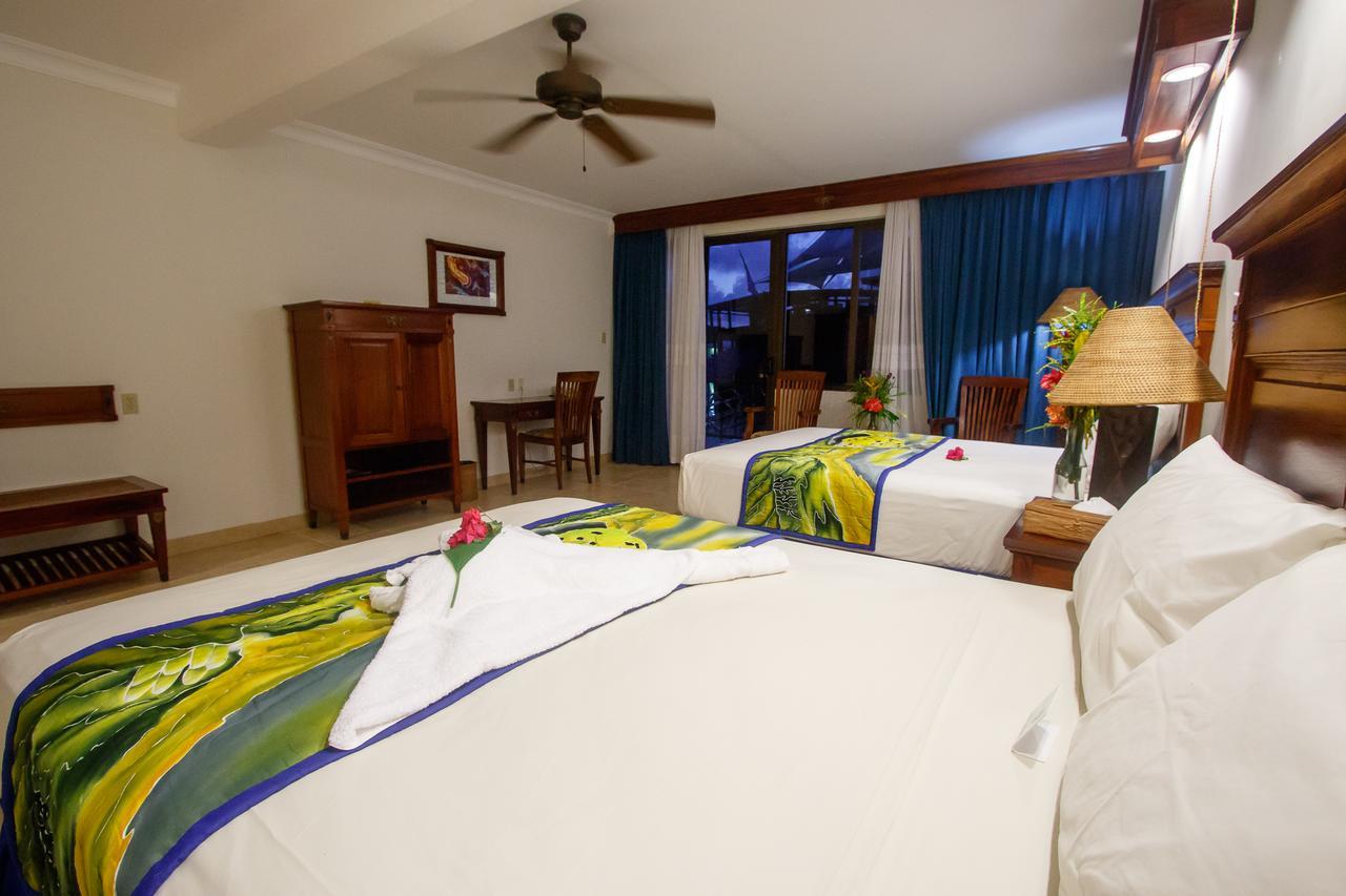 Manta Ray Bay Resort Колония Екстериор снимка
