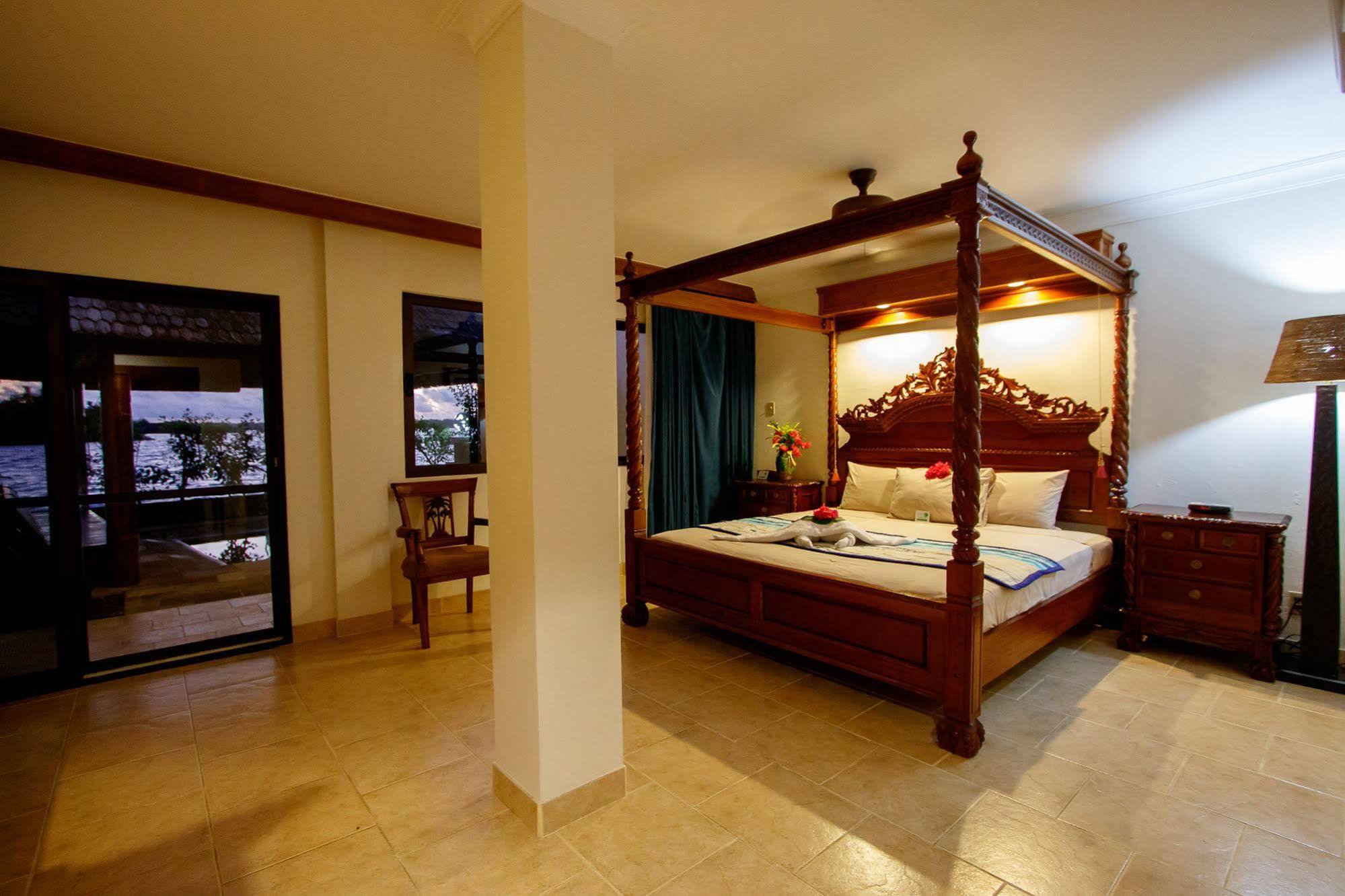 Manta Ray Bay Resort Колония Екстериор снимка