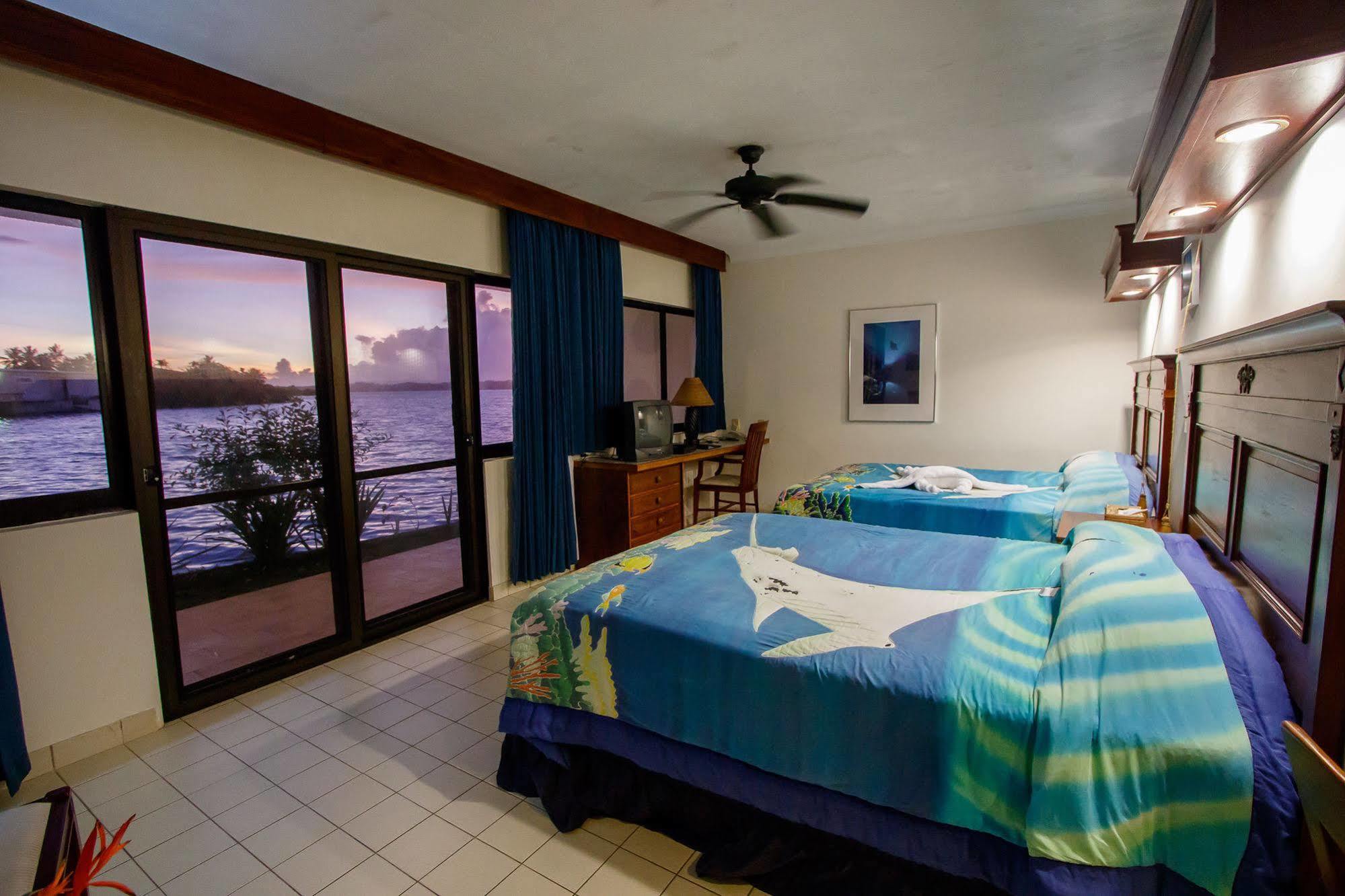 Manta Ray Bay Resort Колония Екстериор снимка