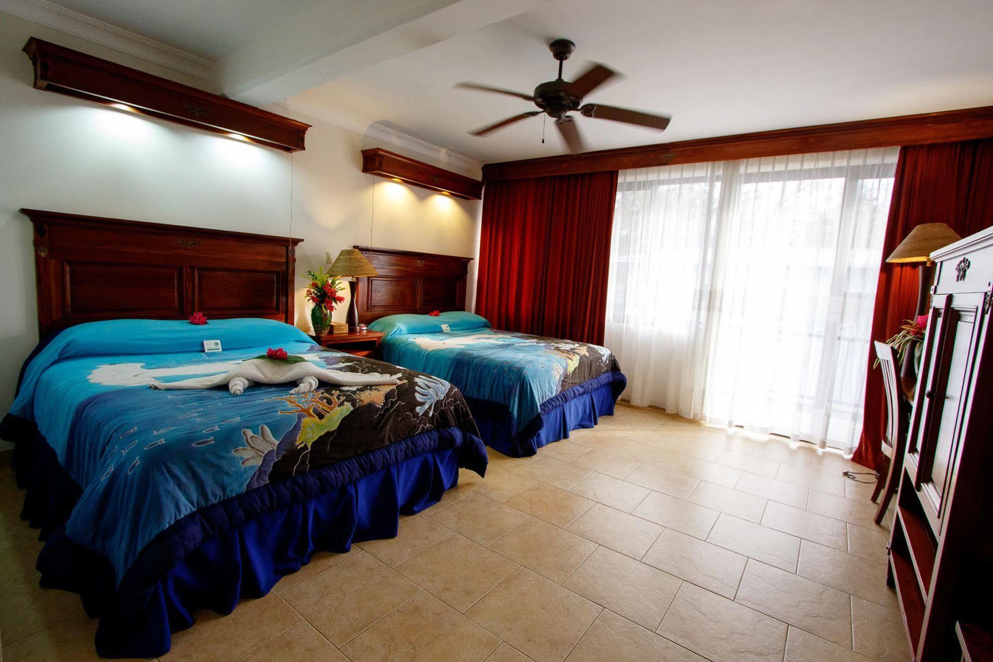 Manta Ray Bay Resort Колония Екстериор снимка