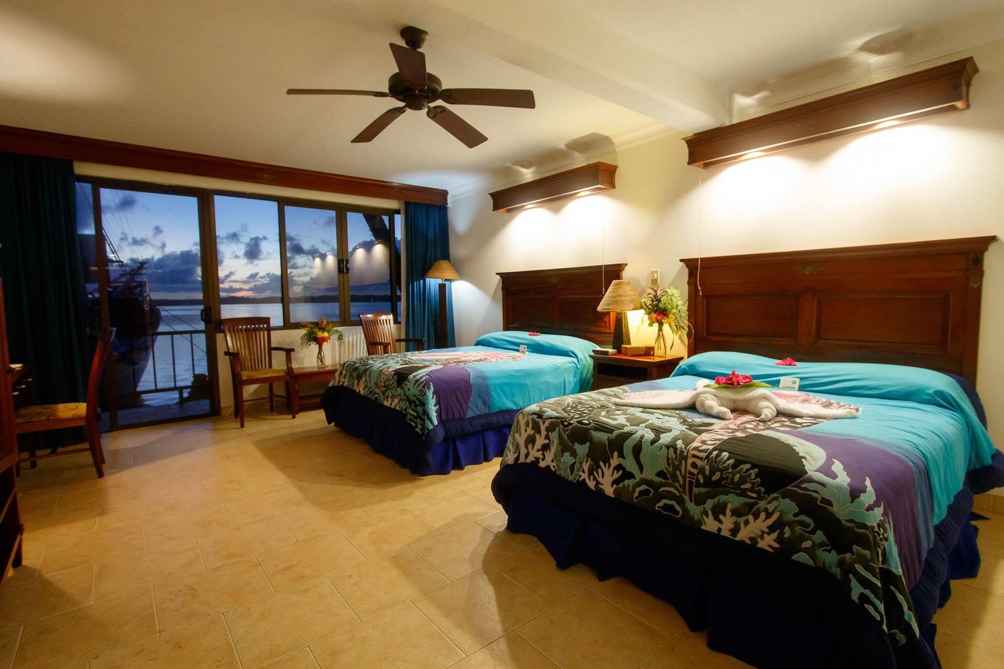 Manta Ray Bay Resort Колония Екстериор снимка