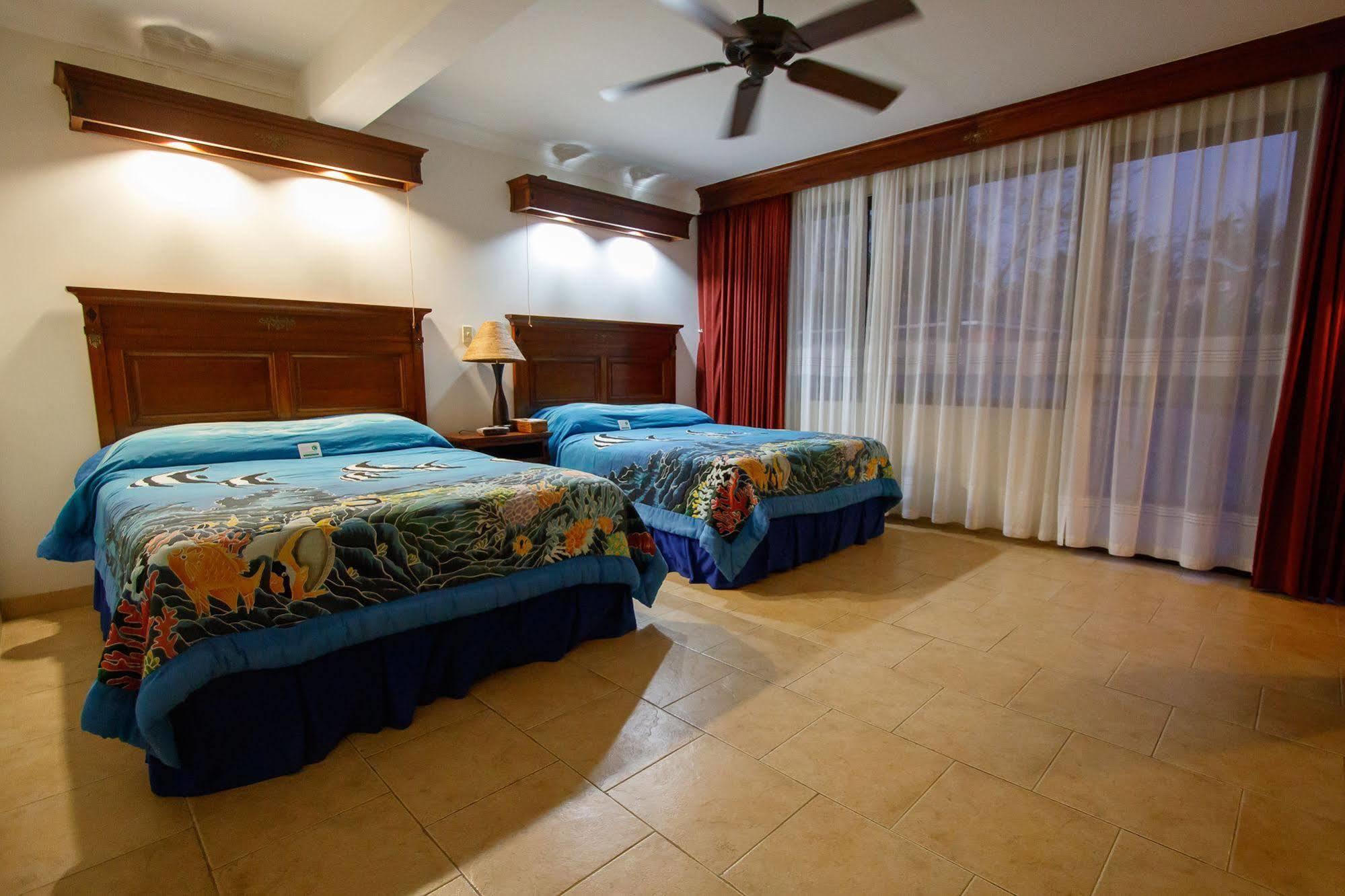 Manta Ray Bay Resort Колония Екстериор снимка