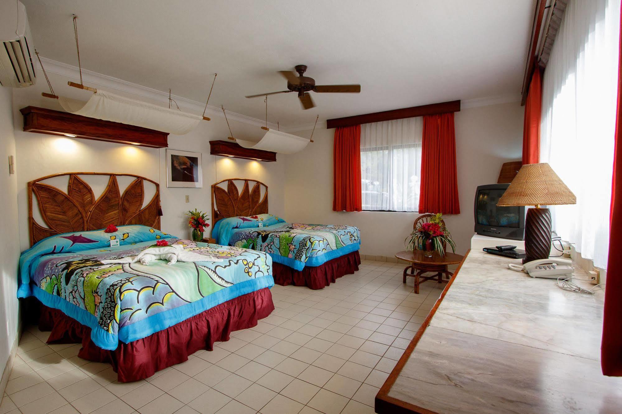 Manta Ray Bay Resort Колония Екстериор снимка