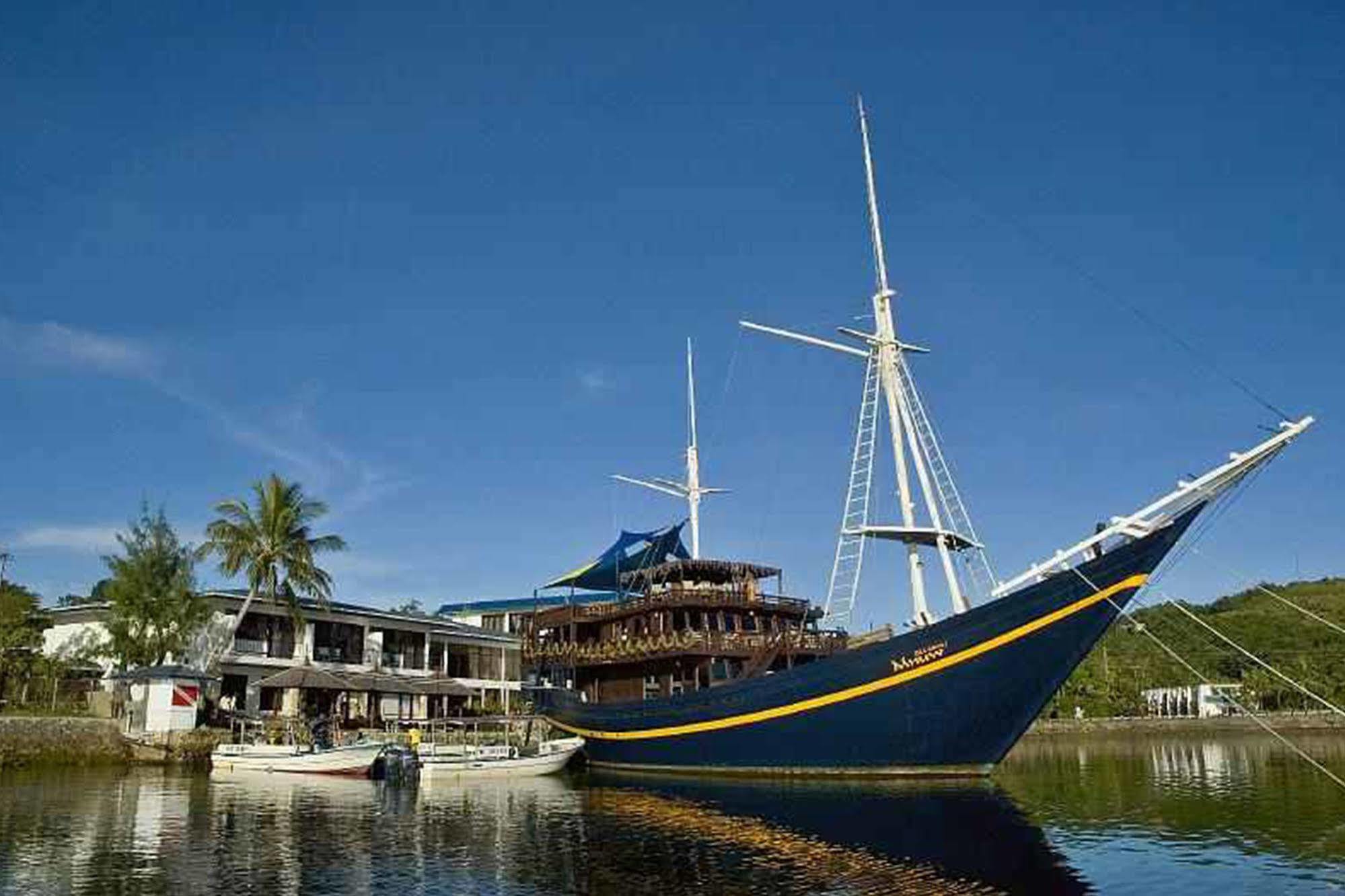 Manta Ray Bay Resort Колония Екстериор снимка