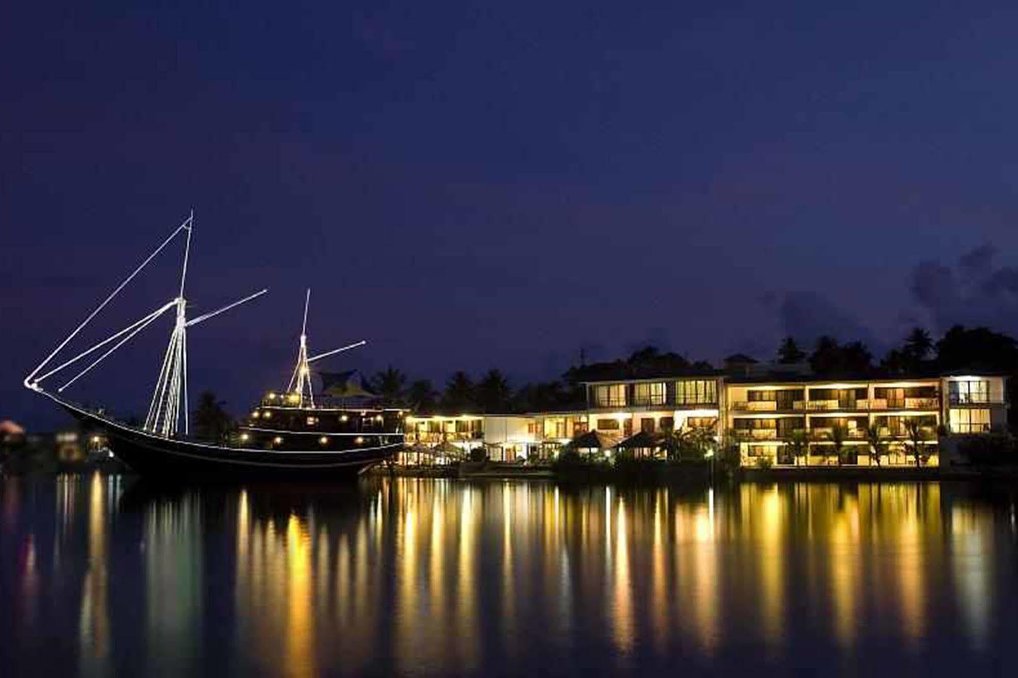 Manta Ray Bay Resort Колония Екстериор снимка